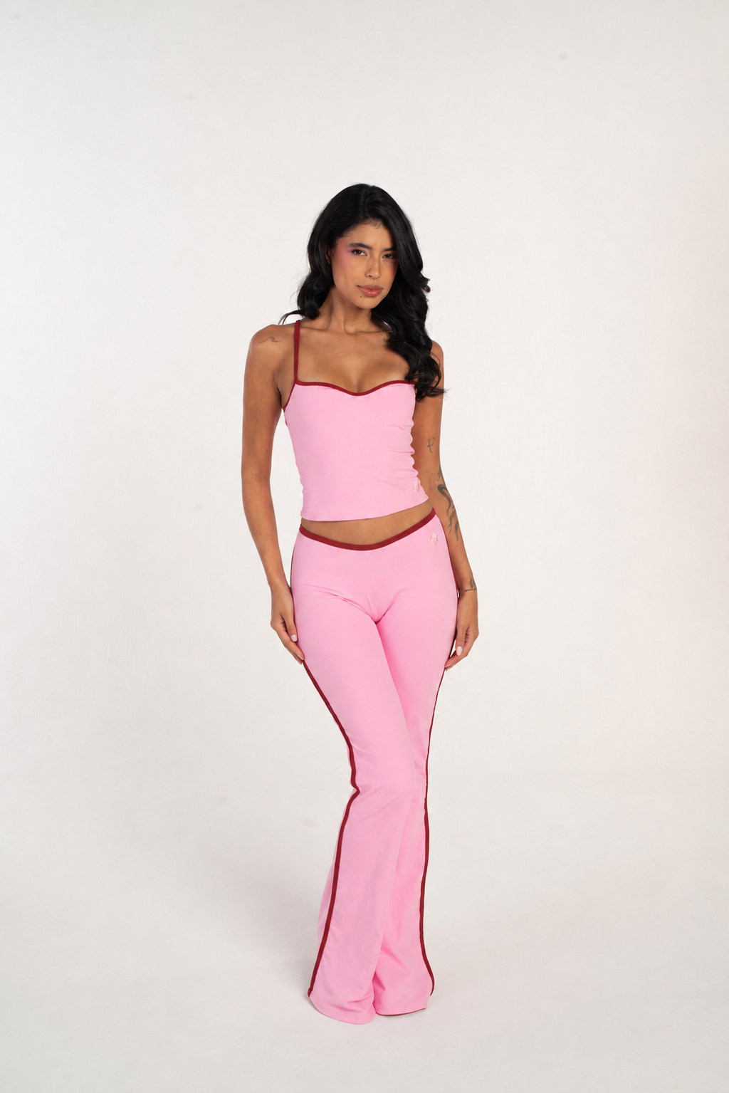 Calça flare cintura média na cor love bombing