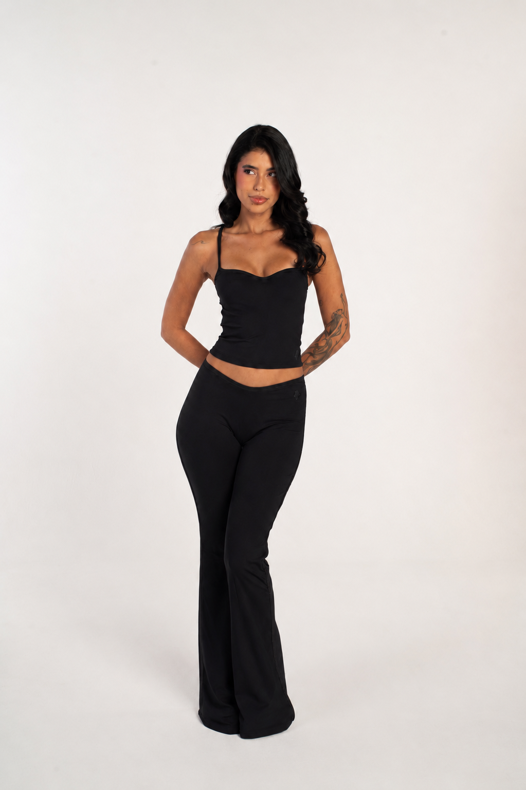 Calça flare cintura média na cor gaslight
