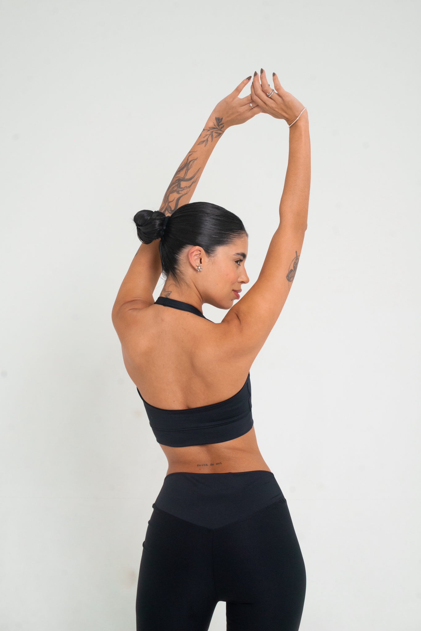 top decote reto com alça no pescoço na cor black