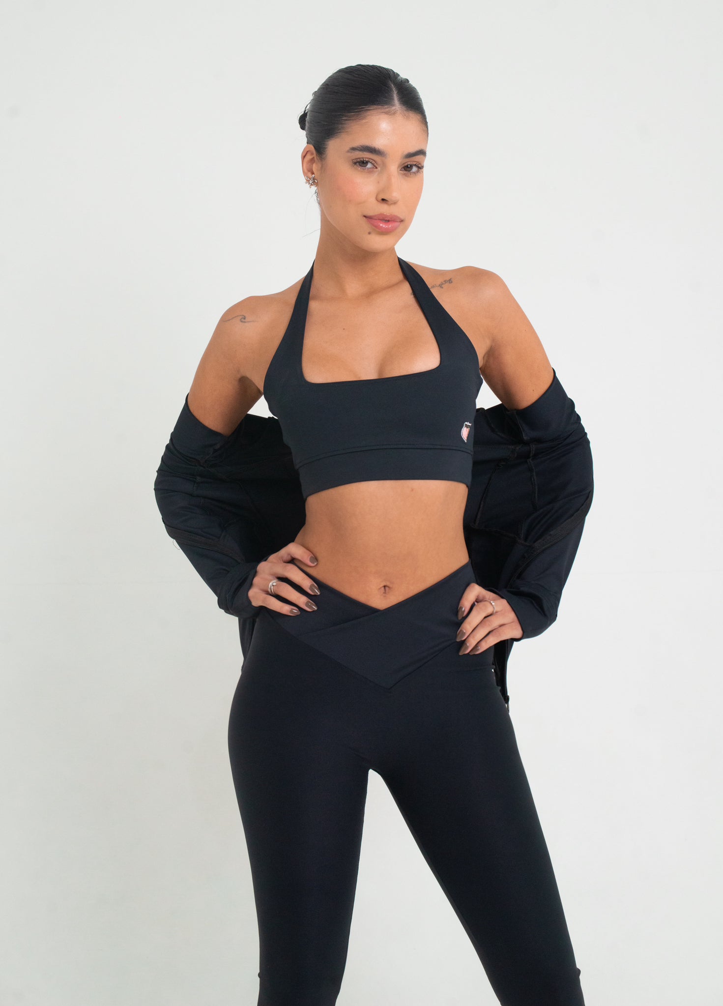 top decote reto com alça no pescoço na cor black