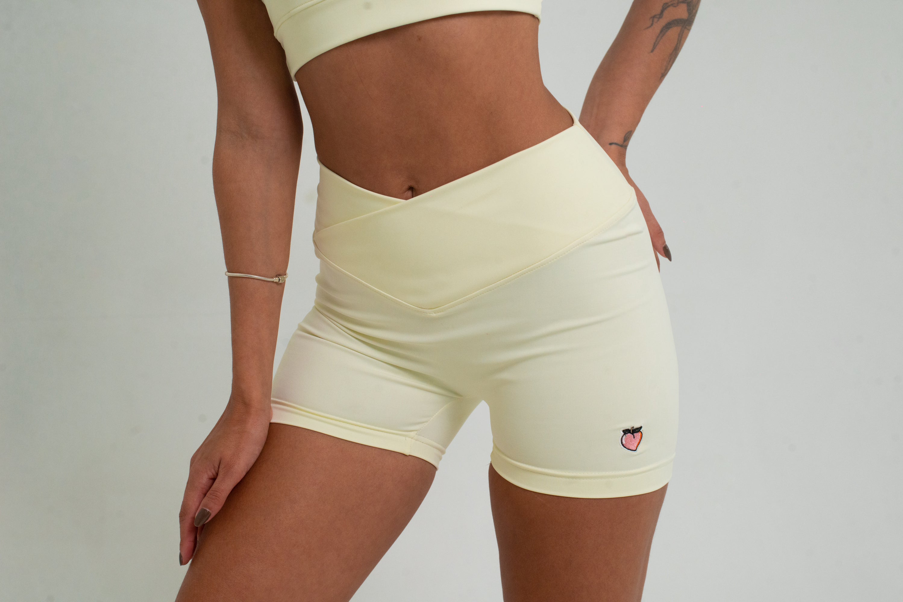 short com cós transpassado na cor natural