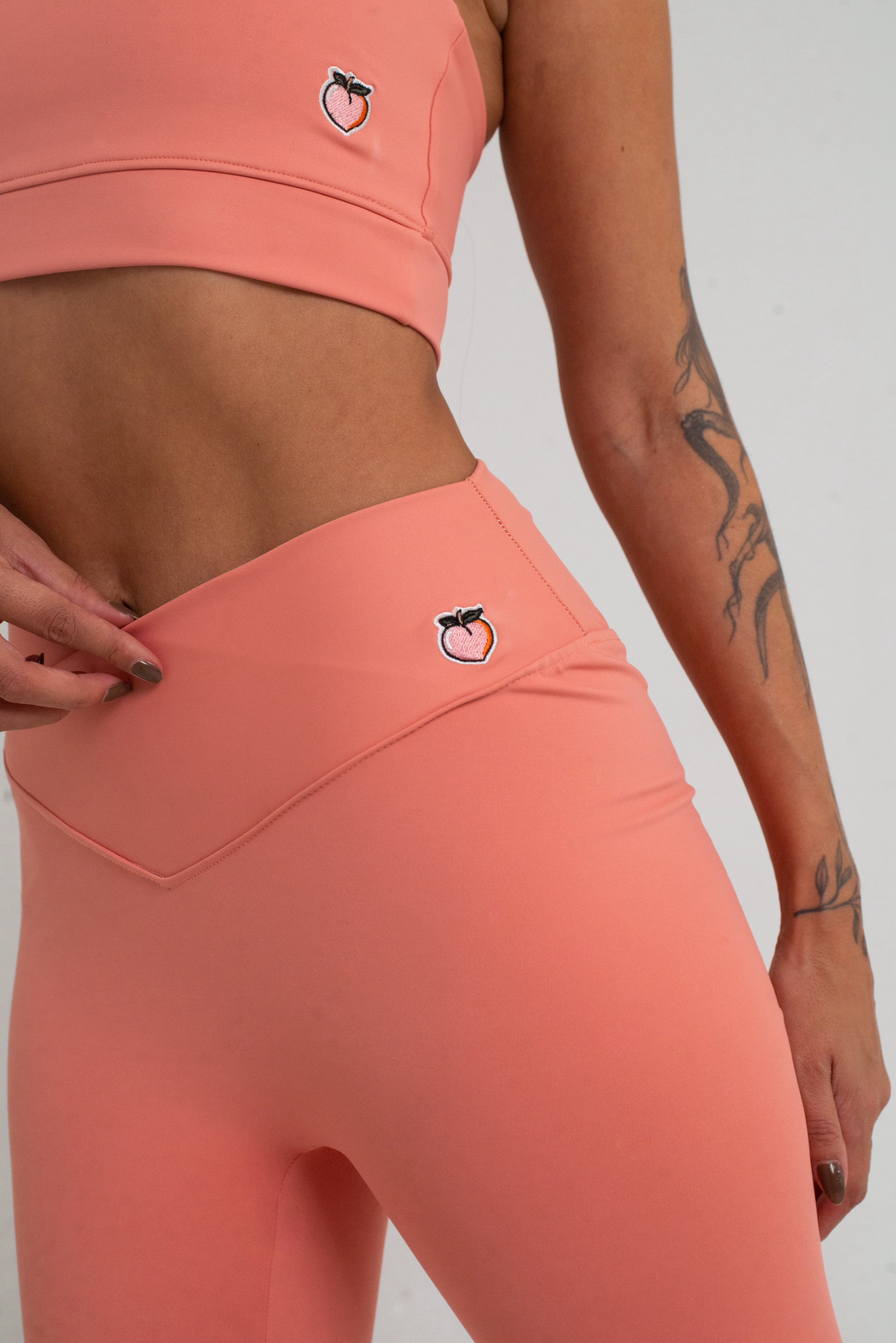 legging com cós transpassado na cor lantana