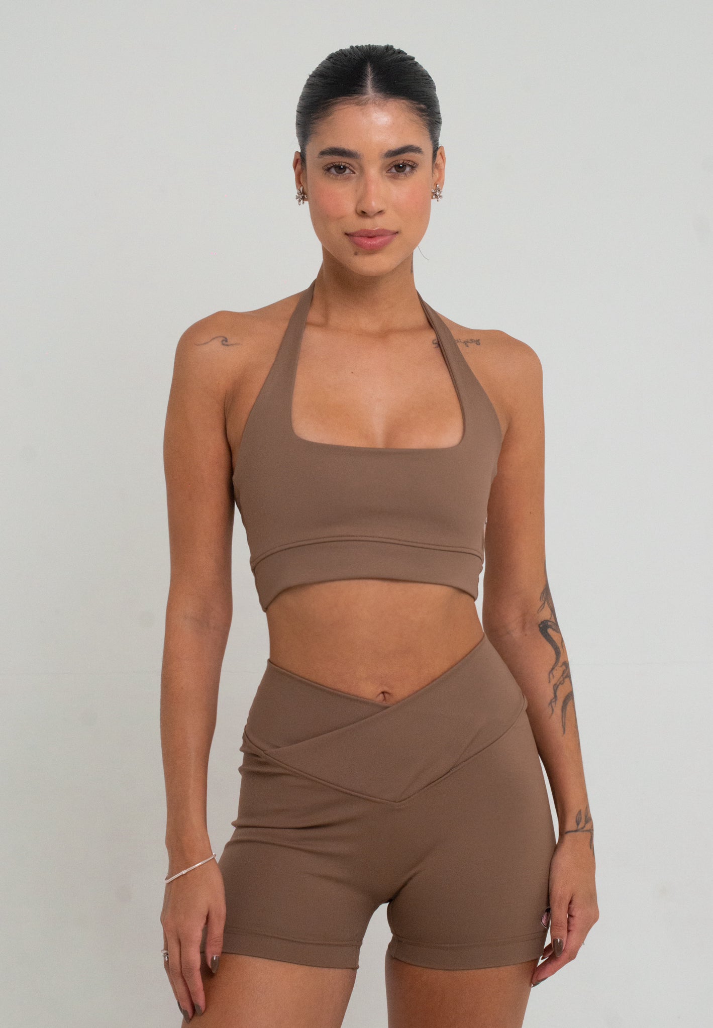 short com cós transpassado na cor marrone