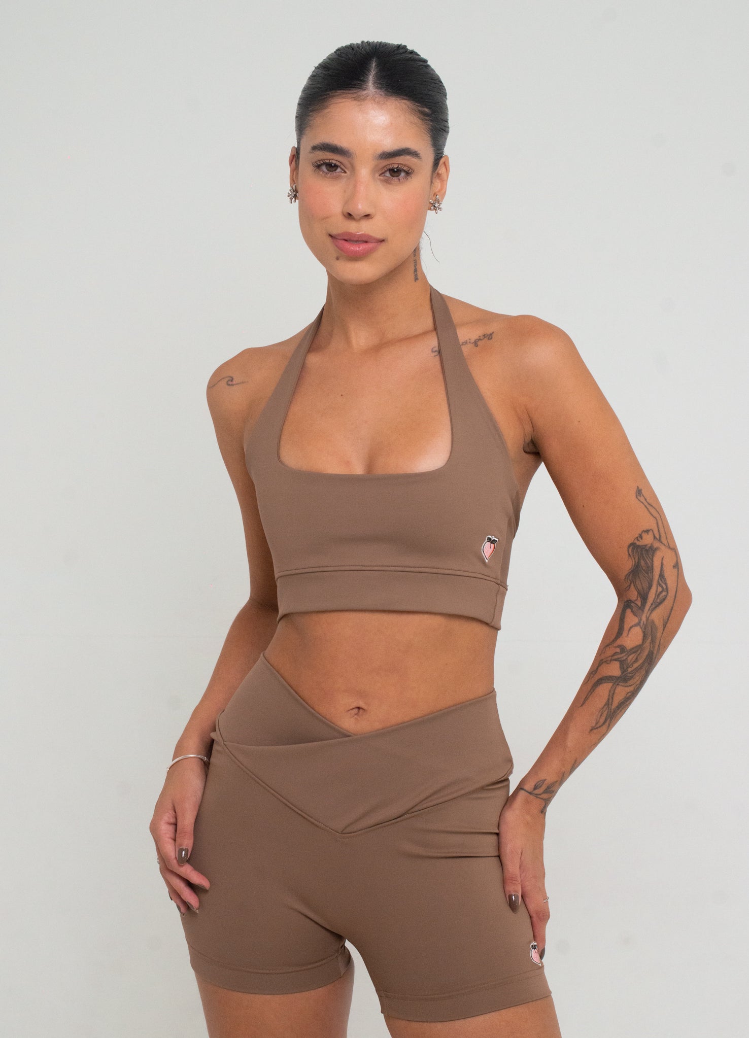 short com cós transpassado na cor marrone