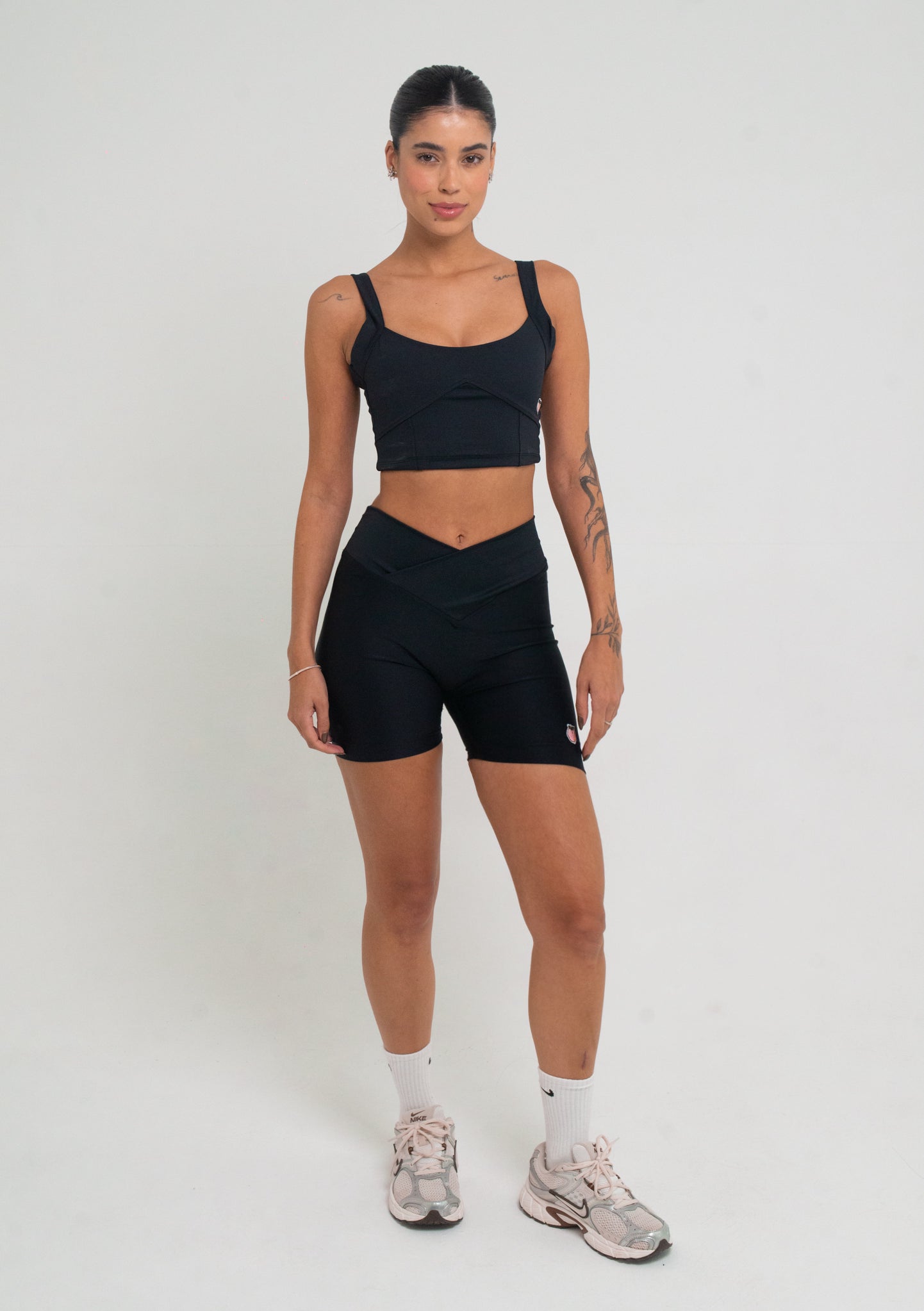 short com cós transpassado na cor black