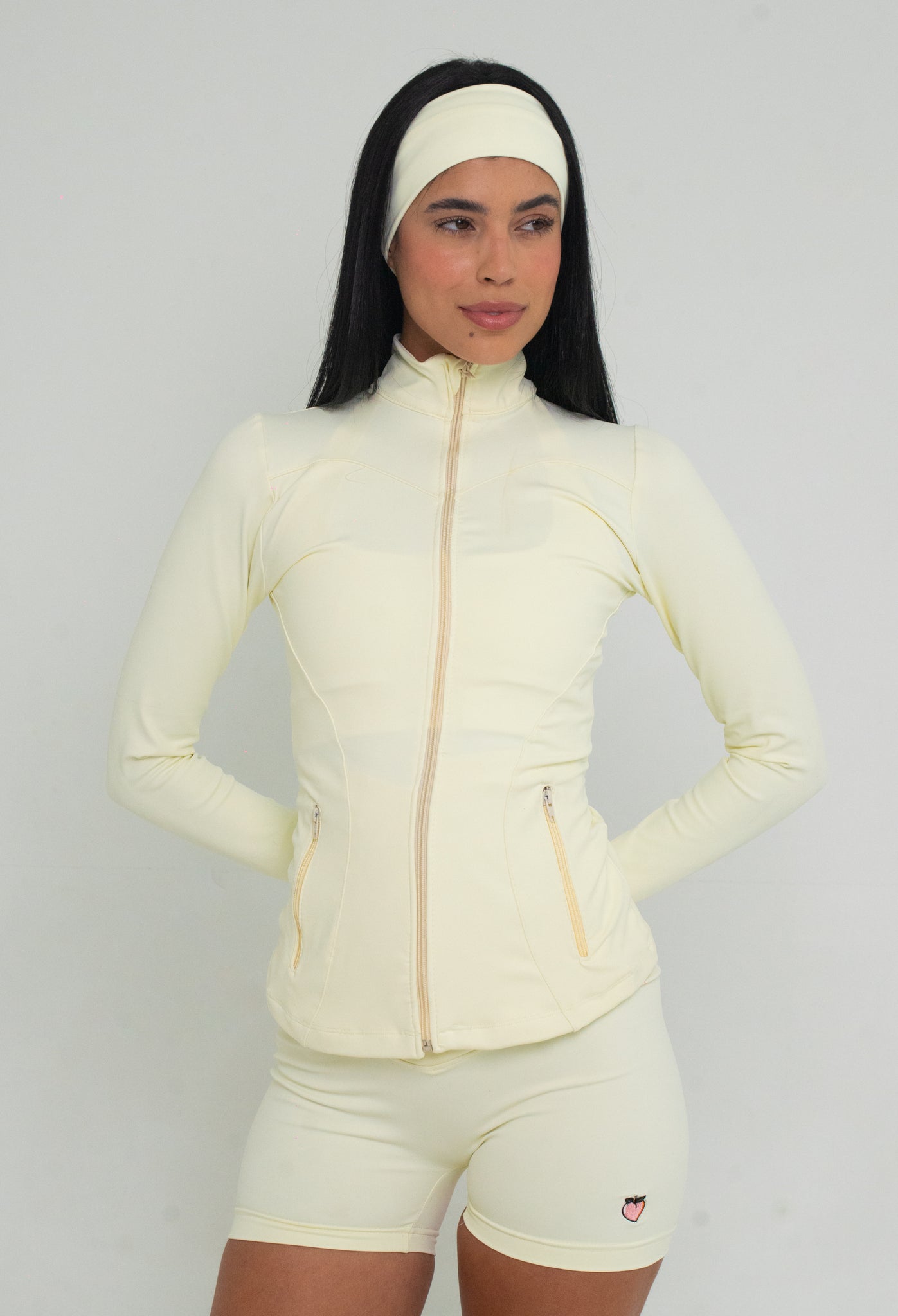 jaqueta compressora com bolso na cor natural