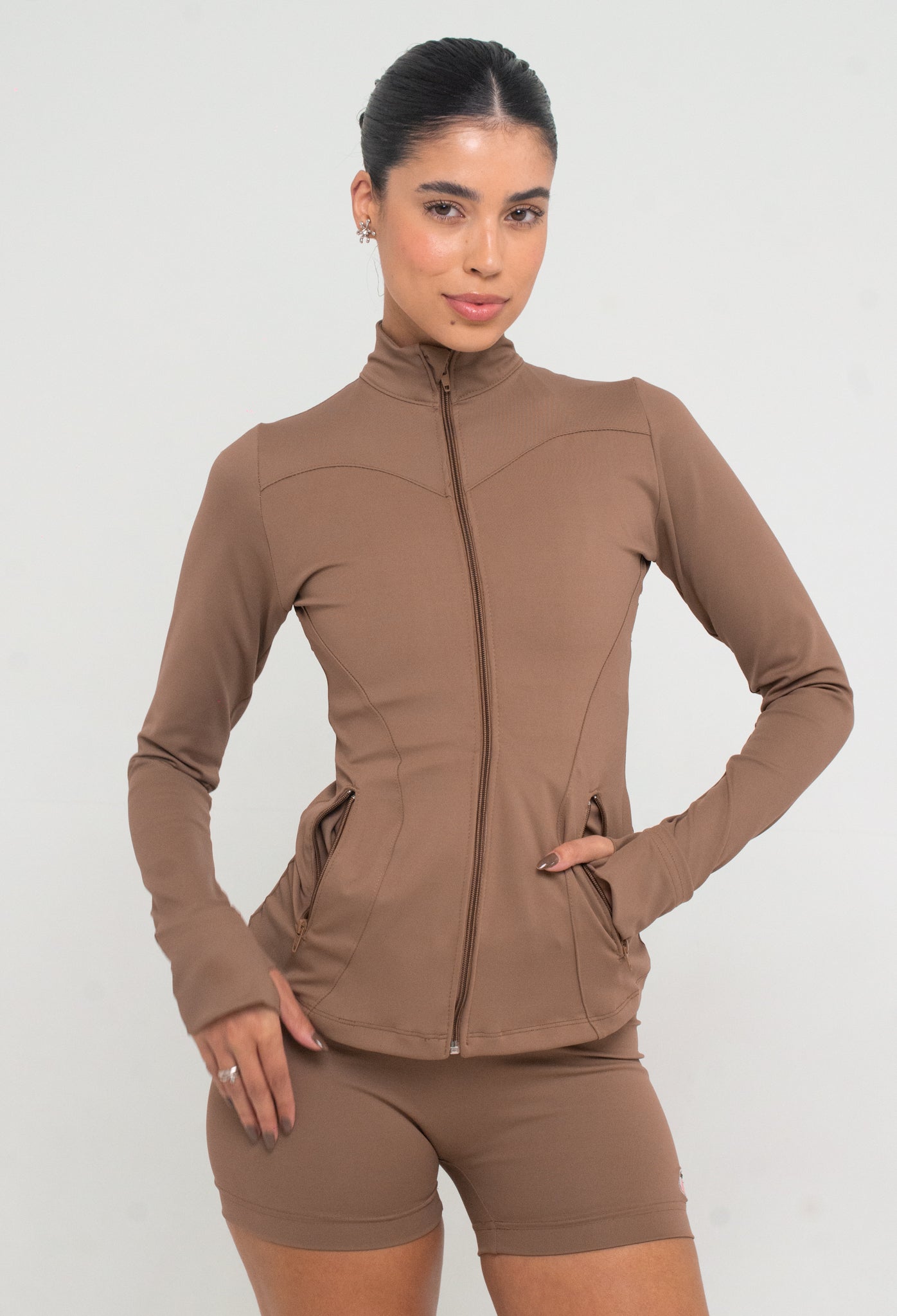 jaqueta compressora com bolso na cor marrone