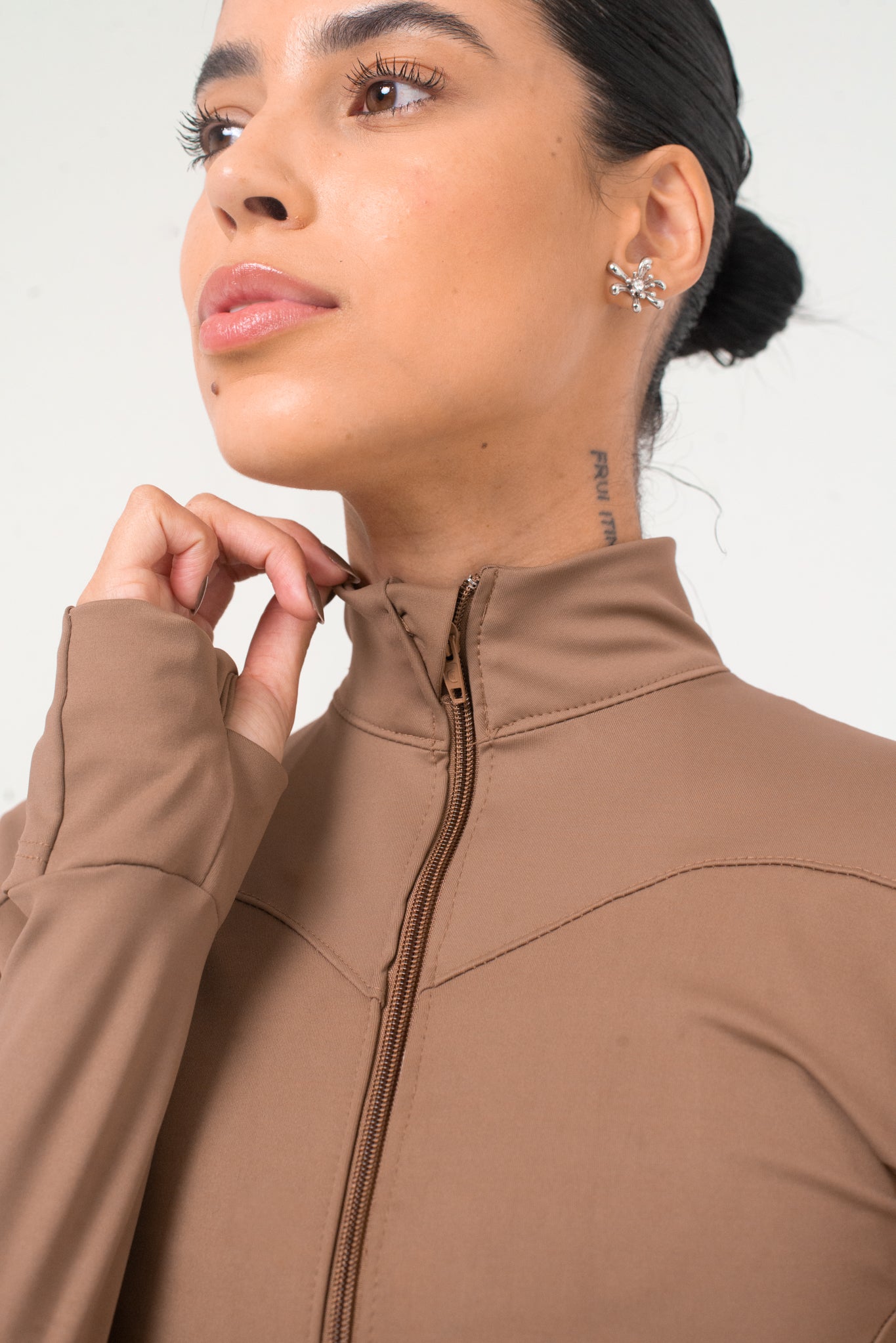 jaqueta compressora com bolso na cor marrone