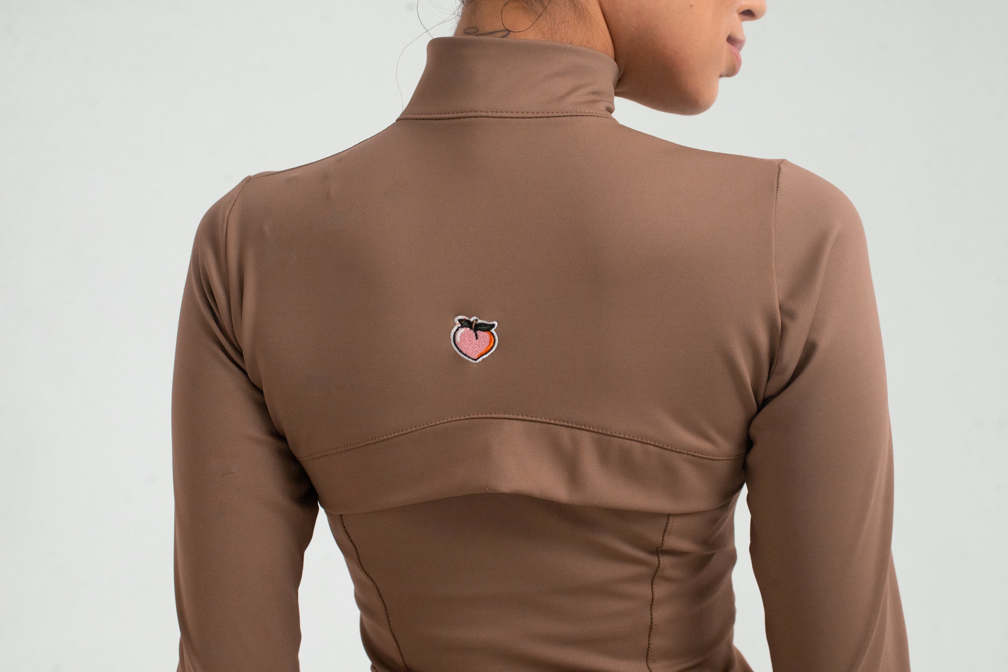 jaqueta compressora com bolso na cor marrone