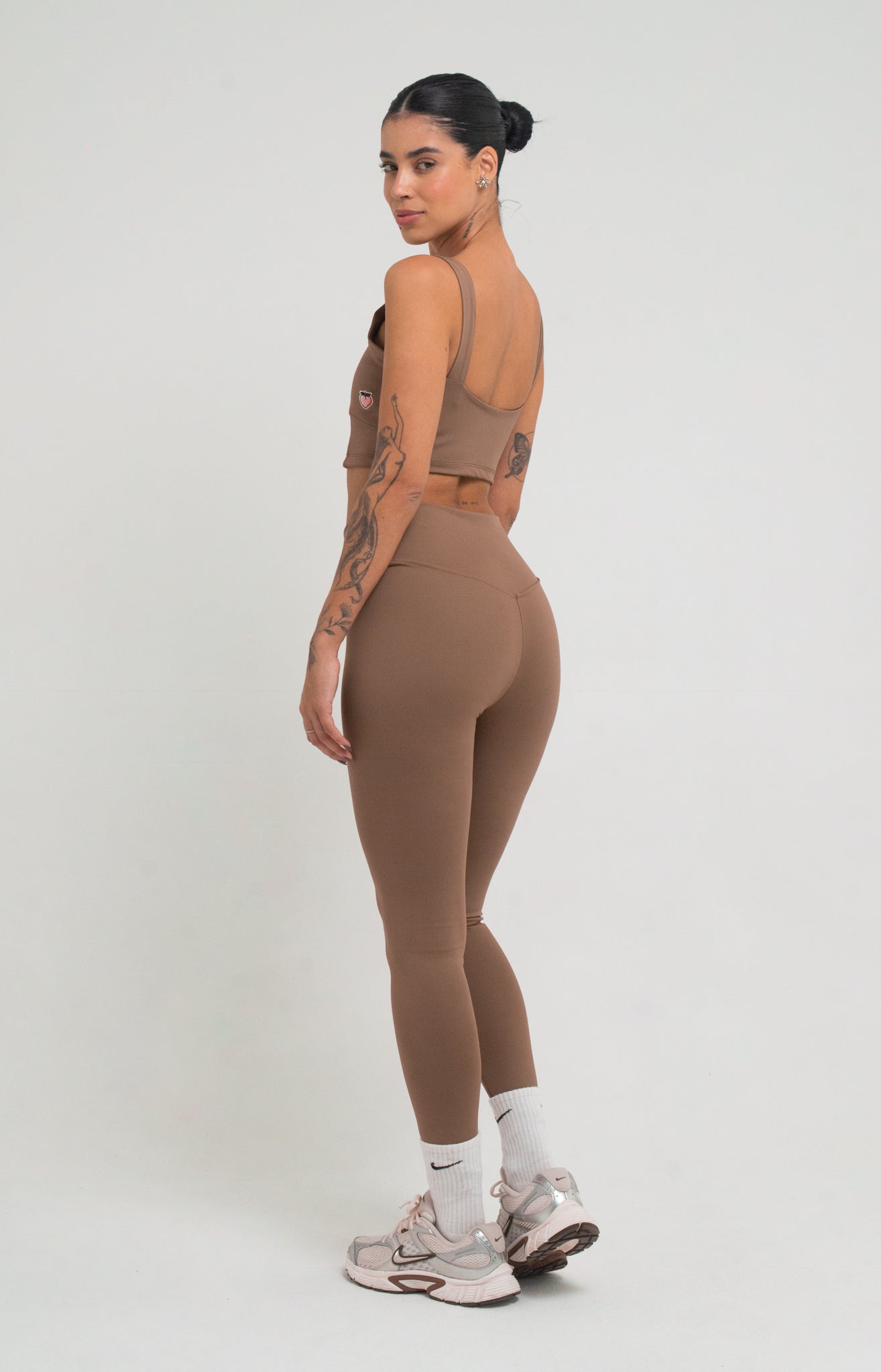 legging com cós transpassado na cor marrone