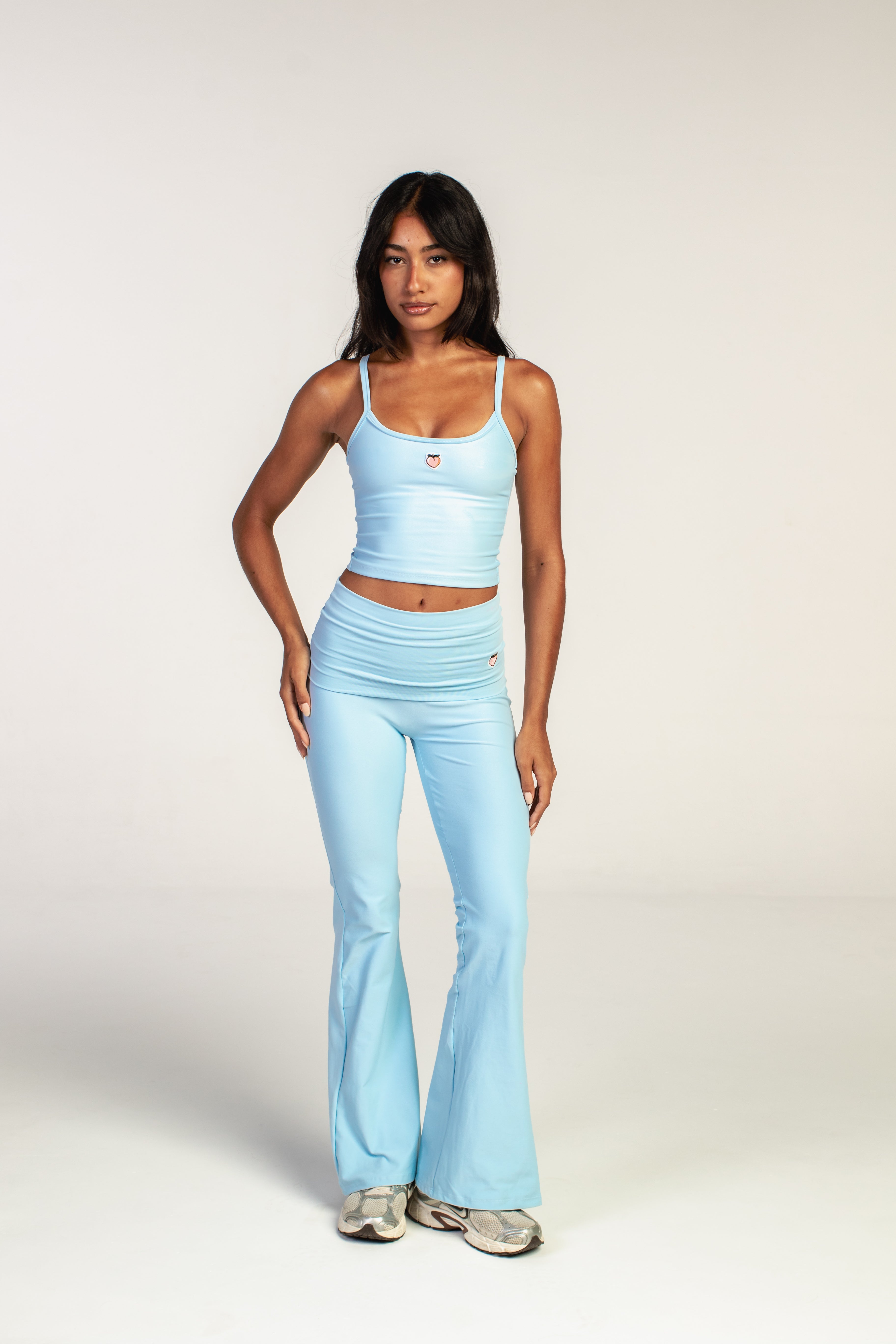 calça flare com cós dobrado na cor blue sky