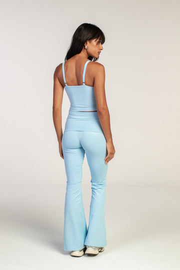 calça flare com cós dobrado na cor blue sky