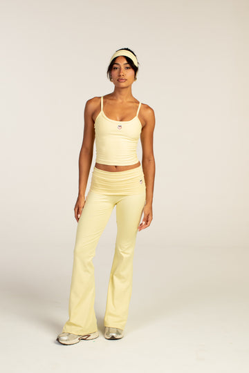 calça flare com cós dobrado na cor sunlight