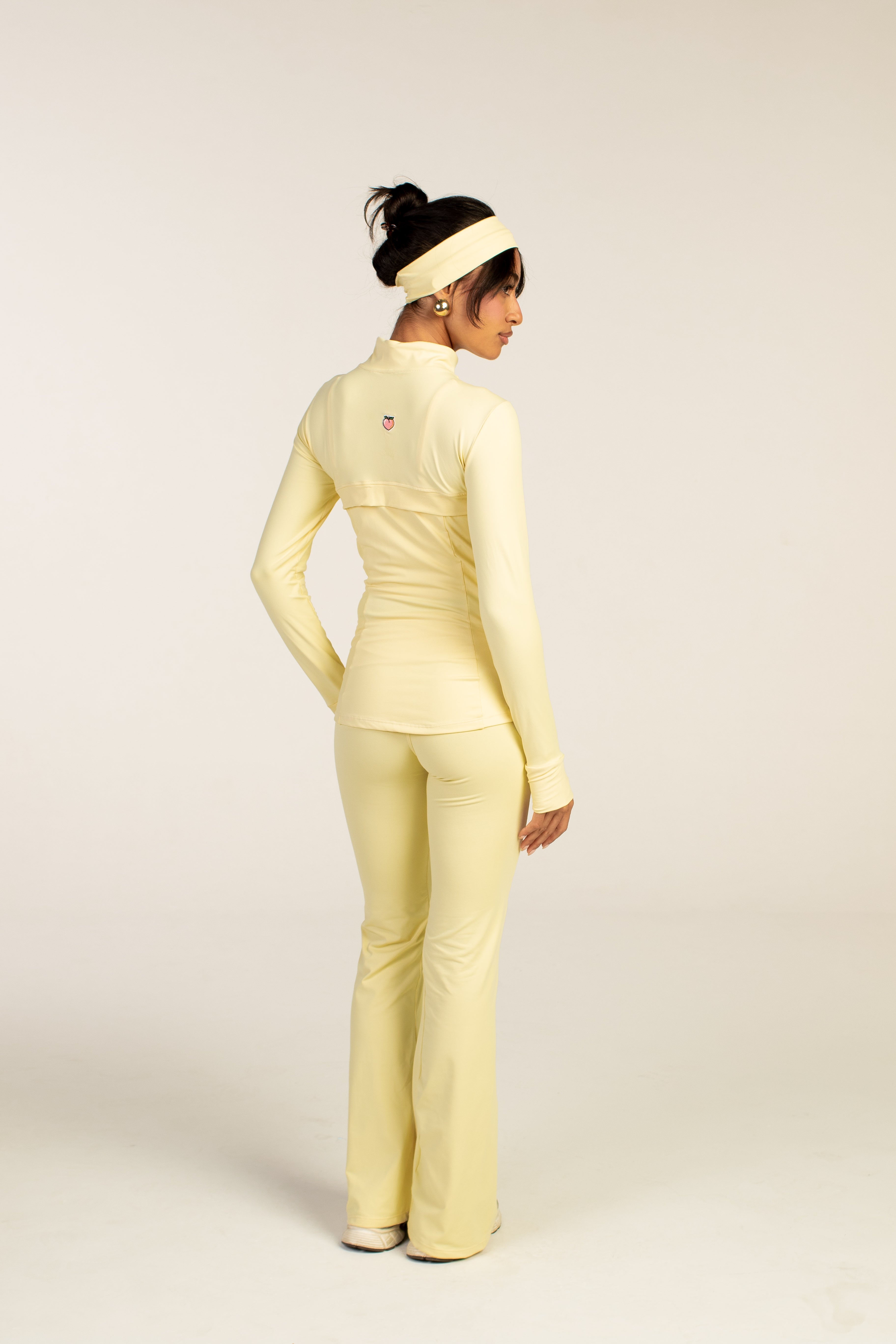 calça flare com cós dobrado na cor sunlight