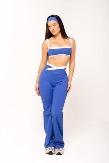 Calça flare bicolor com cós cruzado na cor wave
