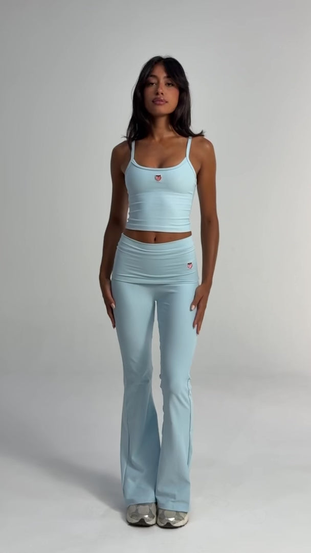 calça flare com cós dobrado na cor blue sky