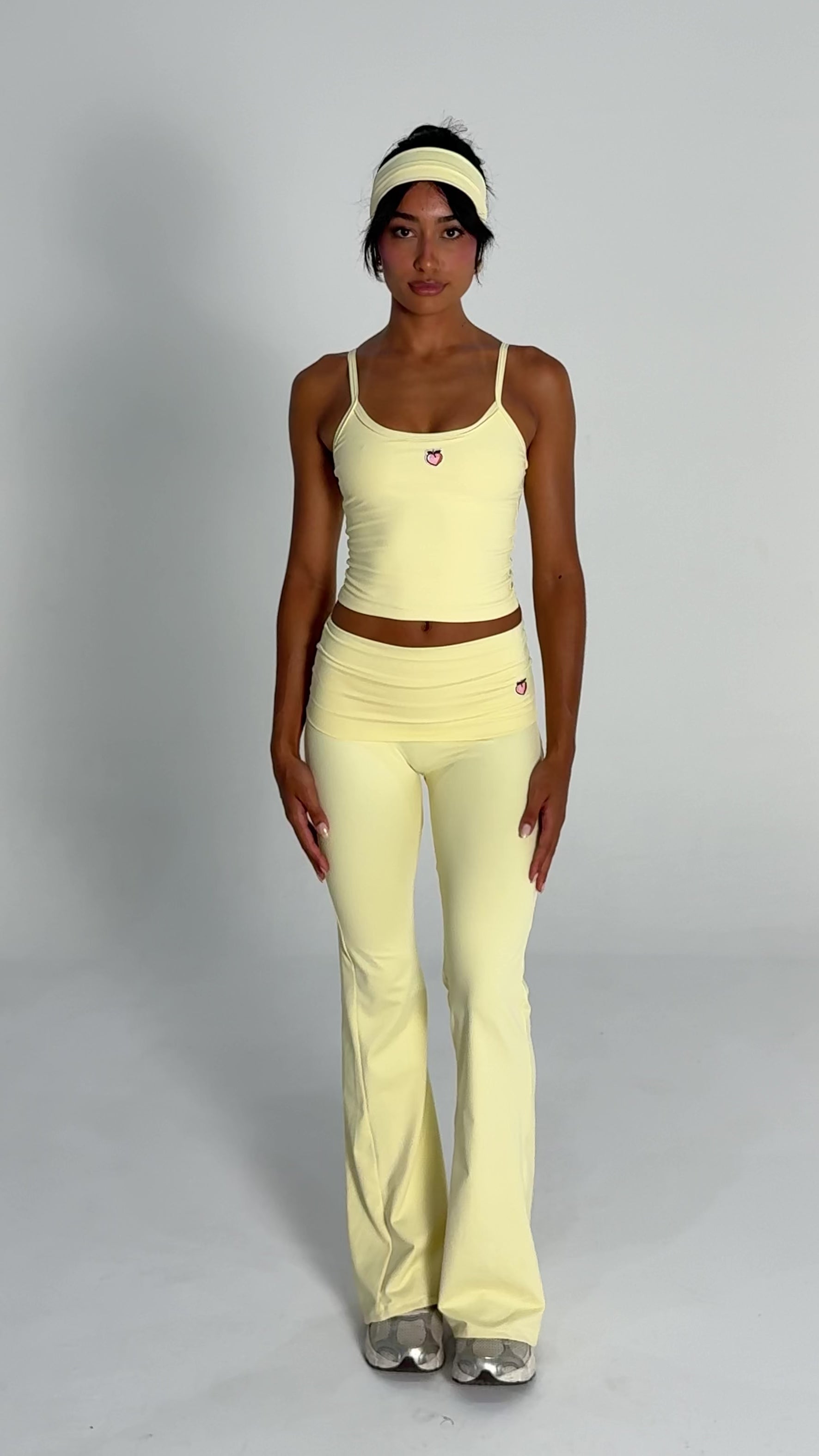 calça flare com cós dobrado na cor sunlight