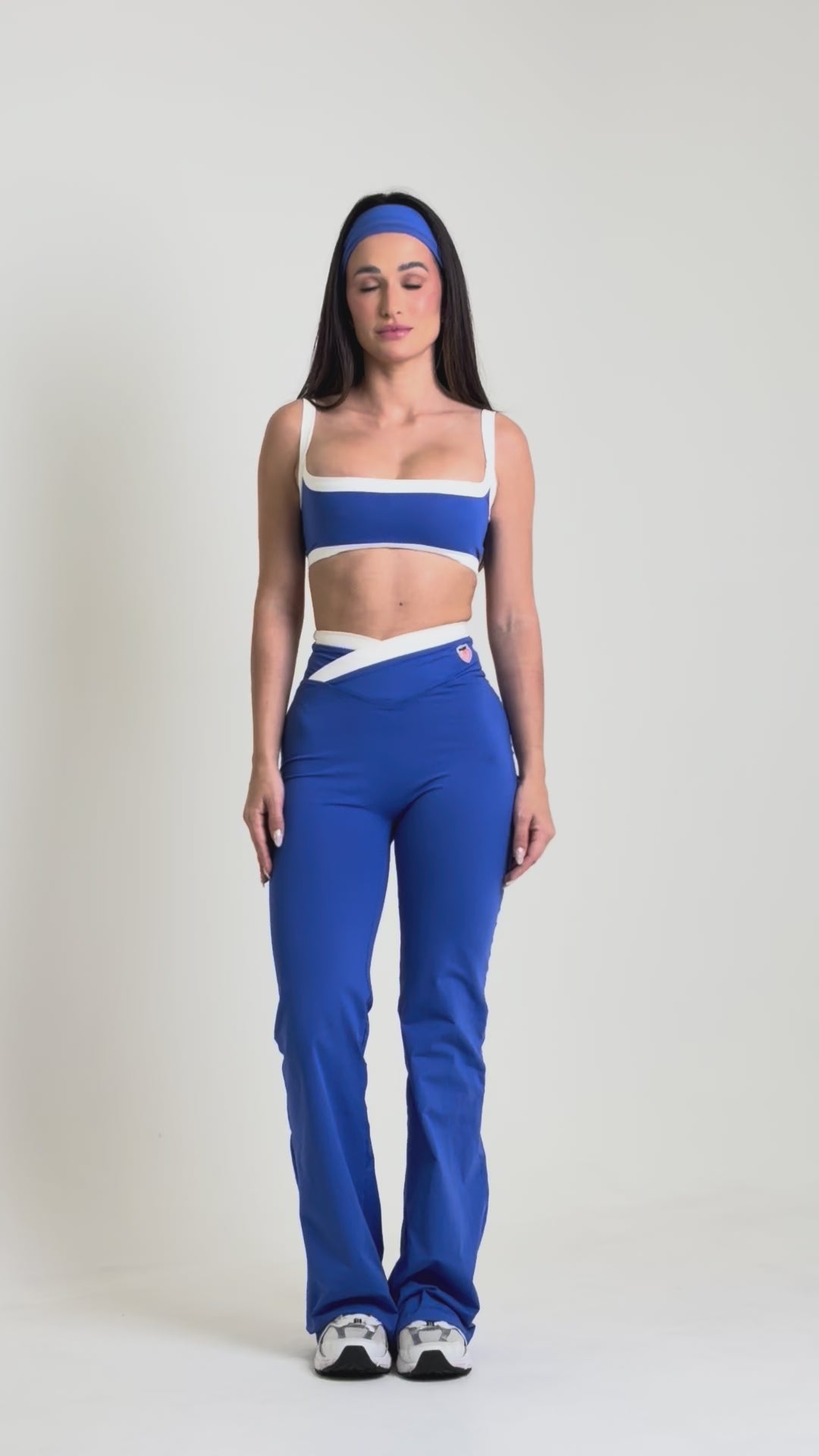 Calça flare bicolor com cós cruzado na cor wave